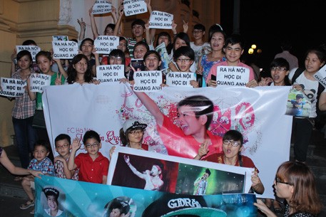 Fan của Quang Anh ai cũng cầm khẩu hiệu "Ra Hà Nội học đi Quang Anh"